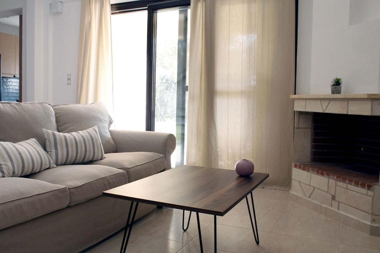 4 Bedroom Villa With Pool And Garden Néa Fókaia エクステリア 写真