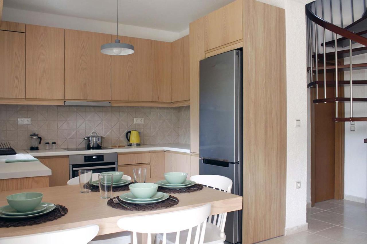 4 Bedroom Villa With Pool And Garden Néa Fókaia エクステリア 写真